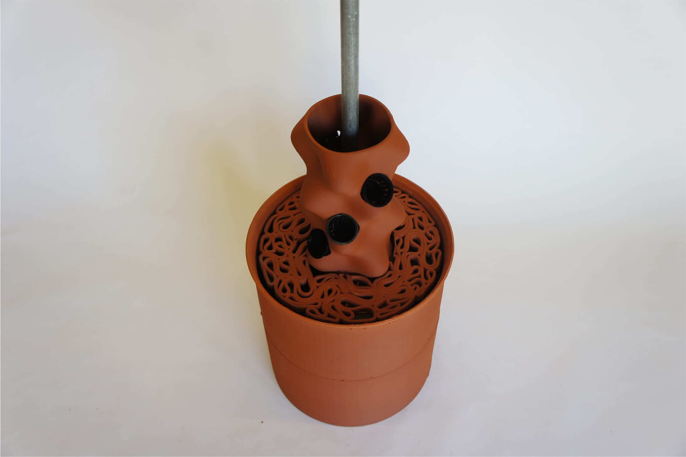 Ceramic porosity supports moisture regulation and root oxygenation.